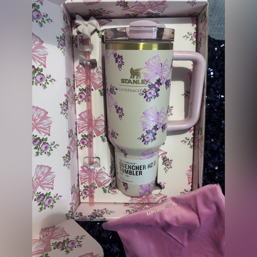 🎁Stanley Quencher H2.0 Tumbler with Pink and Purple Floral Design🎁